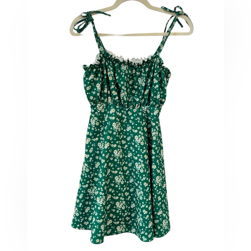 🍃🌳🤍 Missguided Green Floral Tie-Shoulder Mini Sundress with White Flowers 🤍🌳🍃